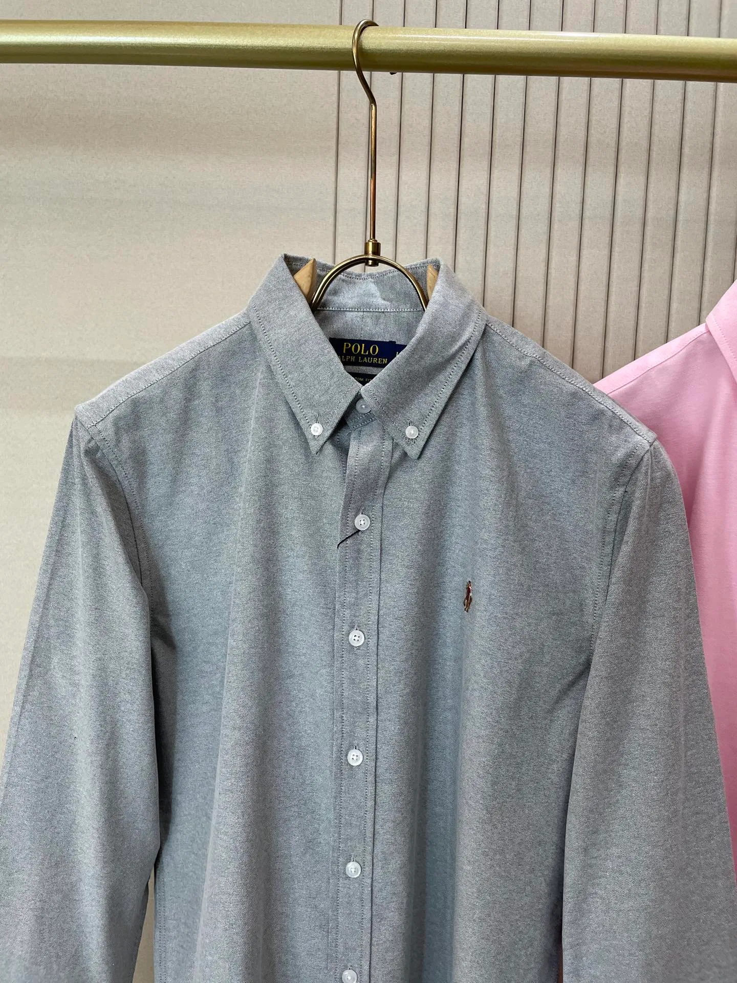 P220 🌸🌸🌸 POLO Ralph Lauren [High Quality] Classic shirt! Classic casual shirt made of pure cotton fabric with unique design, simple, clean and classic version design. It is a versatile style that can be switched at will. The fabric feels soft and delicate, highly breathable, close to the skin and comfortable to wear. It can be worn alone as an inner layer. Its versatile performance is beyond your imagination! The upper body of the ready-to-wear is simple and classic yet elegant! Size:M-XXL